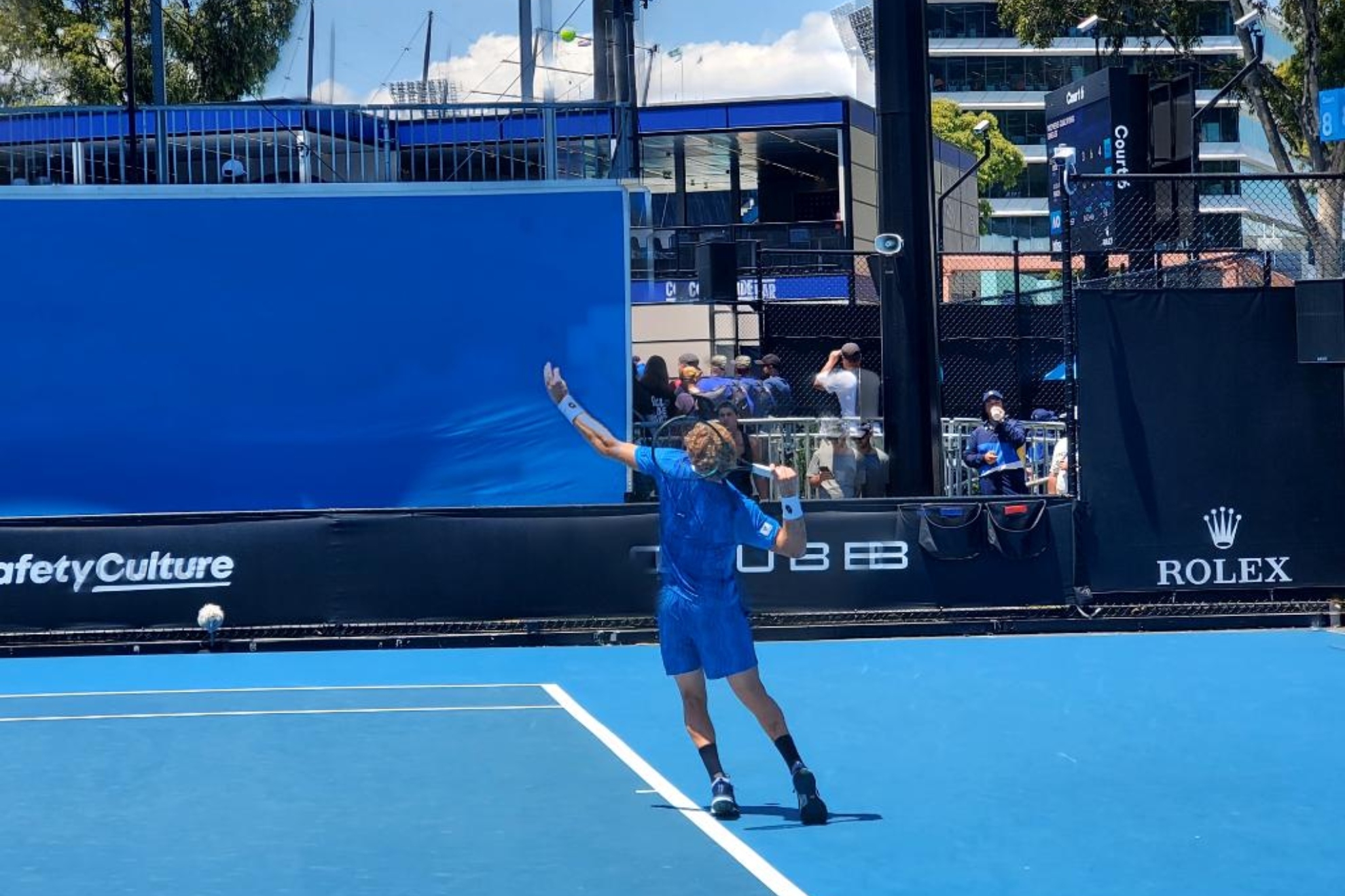 场上屡屡遭 场上屡屡遭